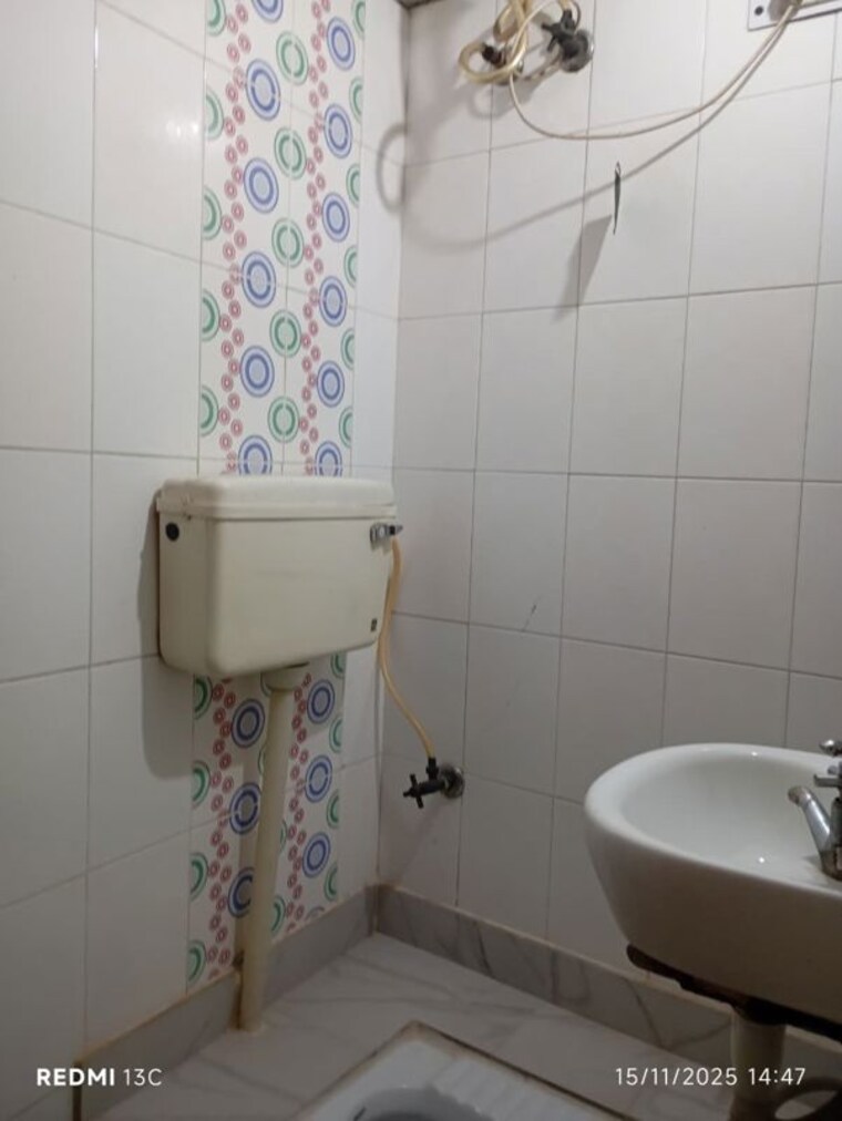 Bathroom, savitri nagar 1.5 Bedroom 180 Sq.Ft. Builder Floor In Savitri Nagar Delhi 10176142