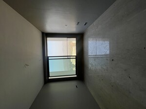 Room in 4 BHK Apartment at Oberoi Sky City, Borivali East – for Rent