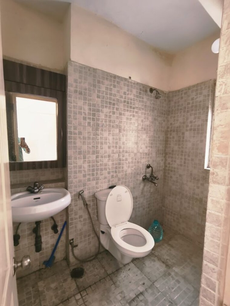 Bathroom, paras-tierea 2 Bedroom 1045 Sq.Ft. Apartment In Sector 137 Noida 10176190