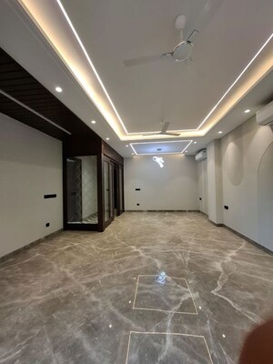 Room in 4 BHK Builder Floor at Sukhdev Vihar – for Sale
