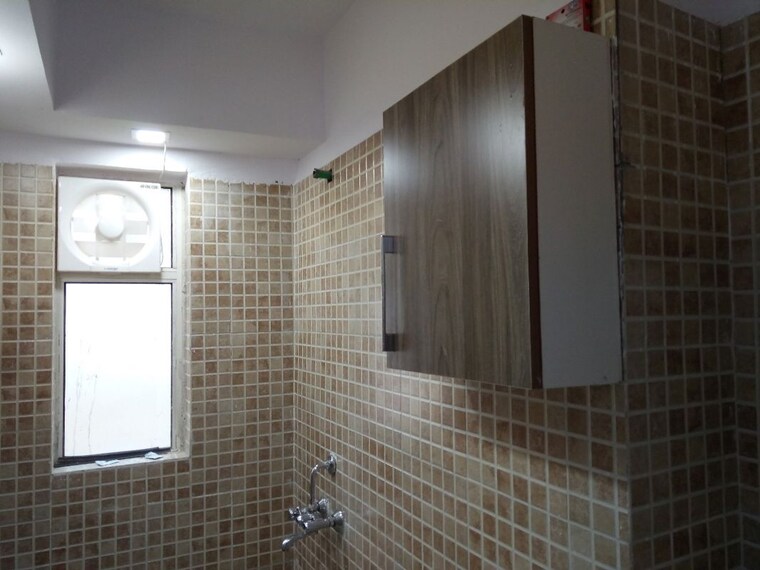 Bathroom, paras-tierea 3 Bedroom 1725 Sq.Ft. Apartment In Sector 137 Noida 10176208