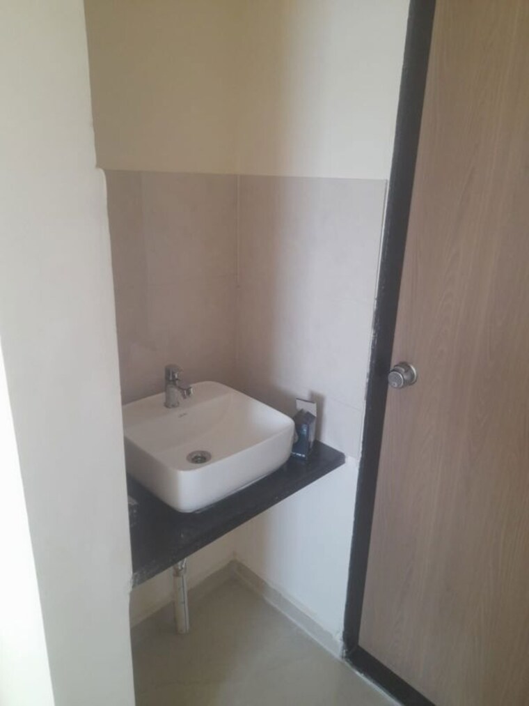Bathroom, kadam-wak-wasti 1 Bedroom 600 Sq.Ft. Apartment In Manjari Pune 10176206
