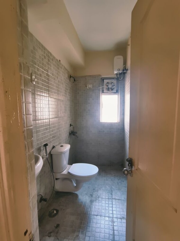 Bathroom, paras-tierea 2 Bedroom 1045 Sq.Ft. Apartment In Sector 137 Noida 10176311