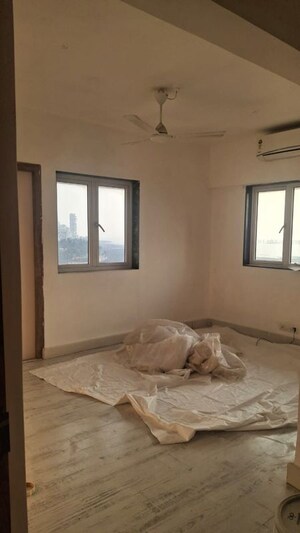 Room in 2 BHK Apartment at Erlyn Apartment, Bandra West – for Rent