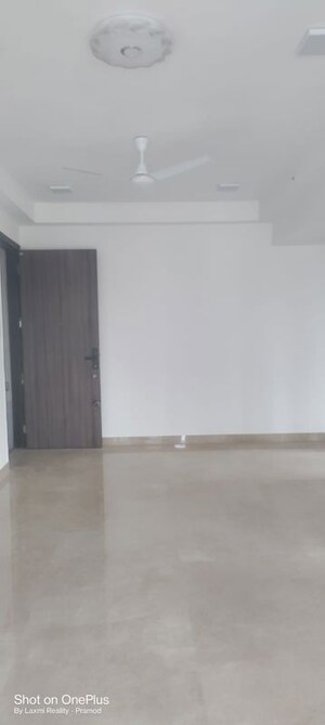 Room in 4 BHK Apartment at Lokhandwala Harmony, Worli – for Rent