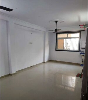 Room in 2 BHK Apartment at Husainganj – for Rent