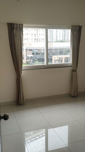 Room in 3 BHK Apartment at Puravankara Silversands, Mundhwa – for Rent