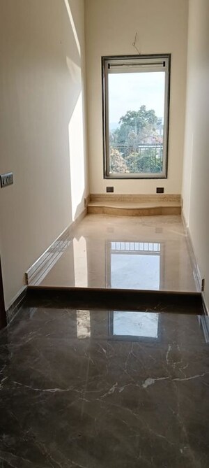 Furnished Amenities in 3 BHK Builder Floor at Karanpur – for Sale