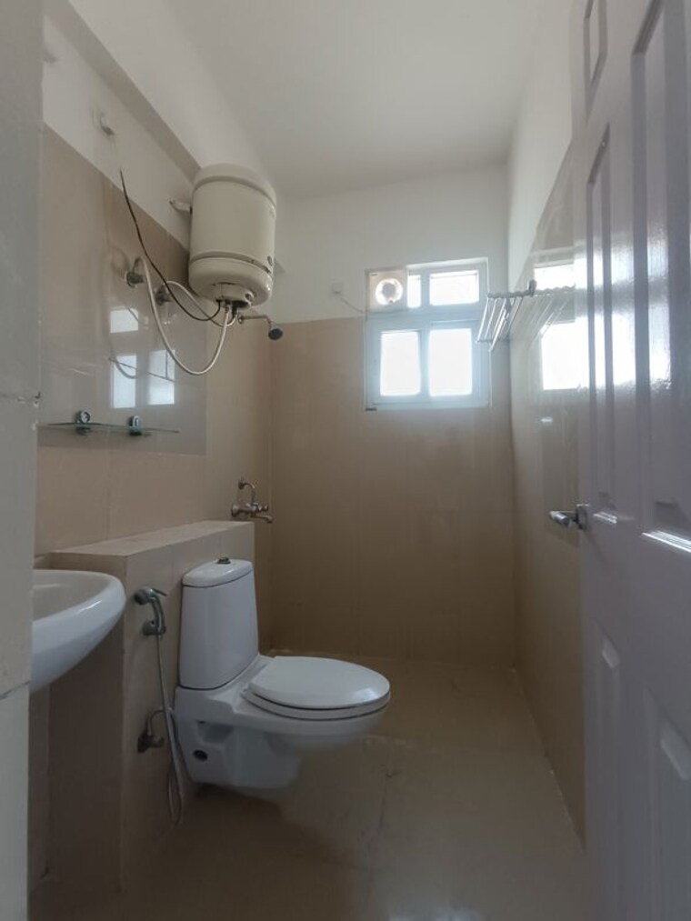 Bathroom, emaar-mgf-emerald-hills 4 Bedroom 350 Sq.Yd. Apartment In Sector 65 Gurgaon 10177663