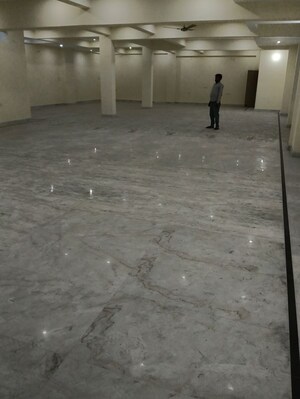 Parking in  Showroom at Gomti Nagar – for Rent