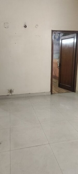 Room in 2.5 BHK Builder Floor at Janakpuri – for Rent