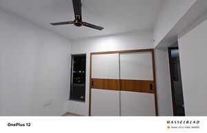 Room in 2 BHK Apartment at Kalpataru Immensa, Kolshet Road – for Rent
