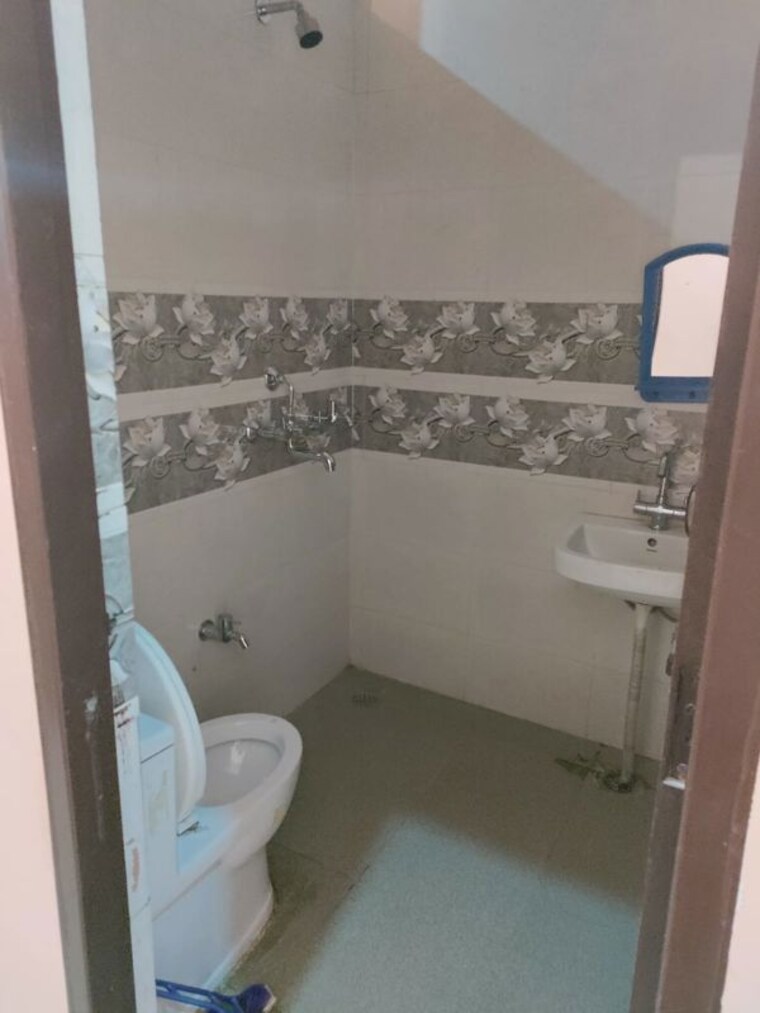 Bathroom, sector 5 1 Bedroom 698 Sq.Ft. Independent House In Sector 5 Gurgaon 10178742