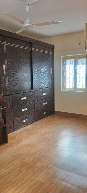 Room in 2 BHK Apartment at Bandra West – for Rent