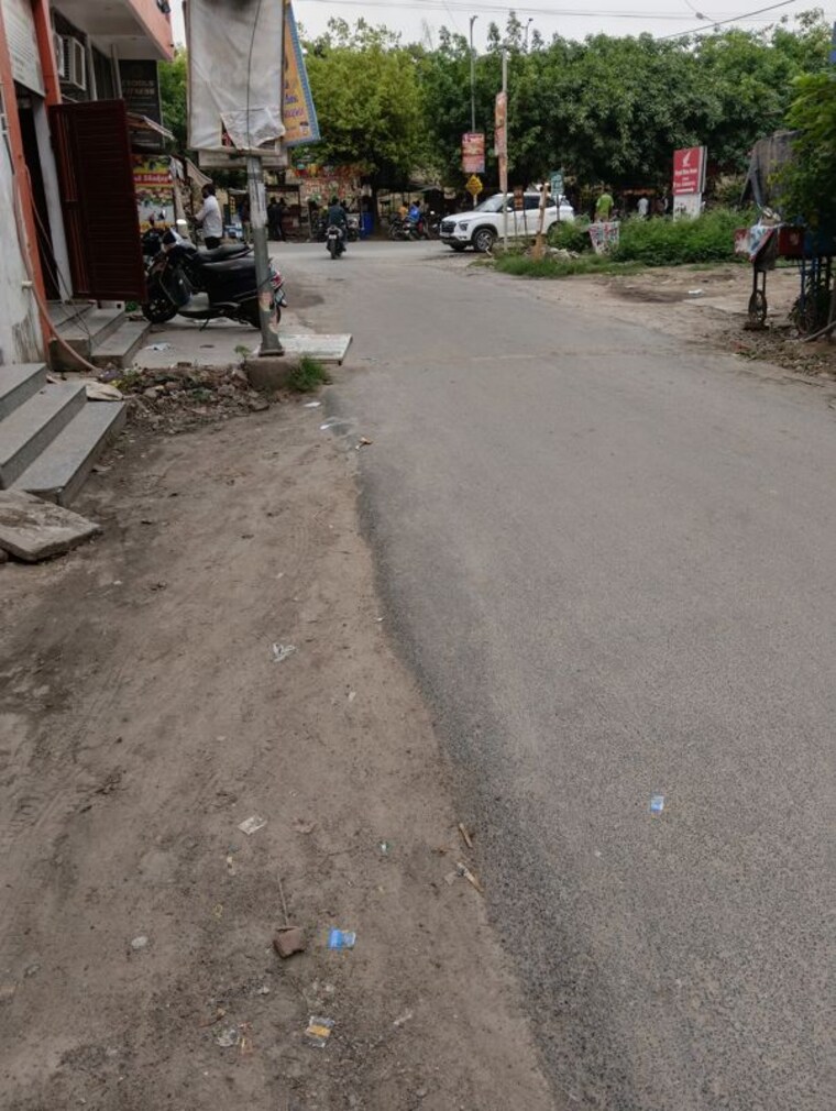  Parking, gomti nagar Commercial Office Space 2000 Sq.Ft. In Gomti Nagar Lucknow 10179384