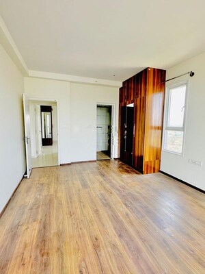 Room in 3 BHK Apartment at Godrej Aqua, International Airport Road – for Rent