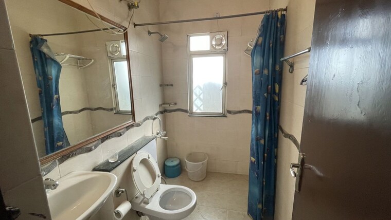 Bathroom, dlf-regency-park-ii 5 Bedroom 3250 Sq.Ft. Penthouse In Sector 27 Gurgaon 10179381