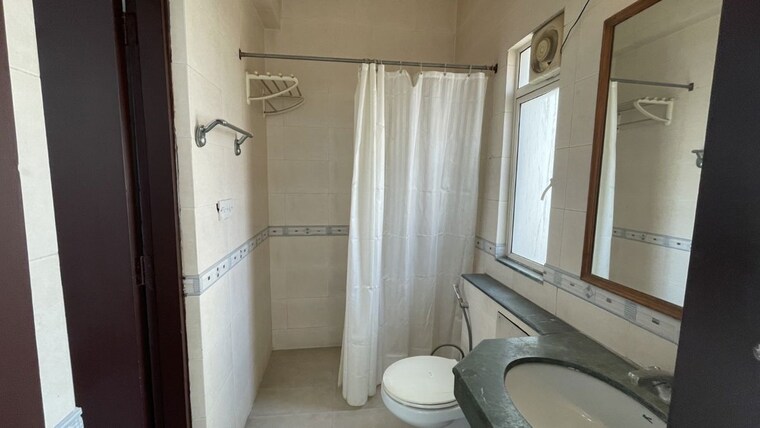 Bathroom, dlf-regency-park-ii 5 Bedroom 3250 Sq.Ft. Penthouse In Sector 27 Gurgaon 10179381
