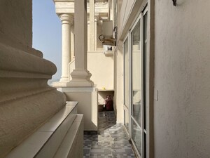 5 BHK Penthouse – Entrance View at DLF Regency Park II, Sector 27 - for Sale