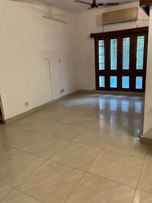 Room in 2.5 BHK Apartment at Vasant Kunj – for Rent