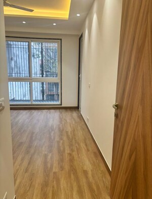 Room in 3 BHK Builder Floor at Dlf Phase ii – for Rent