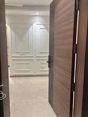 Living Room in 3 BHK Builder Floor at Dlf Phase ii – for Rent