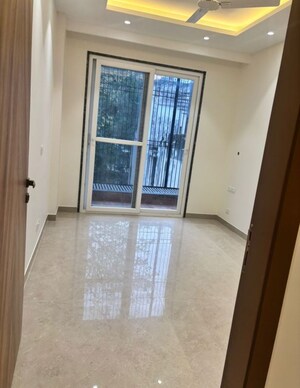 Room in 3 BHK Builder Floor at Dlf Phase ii – for Rent