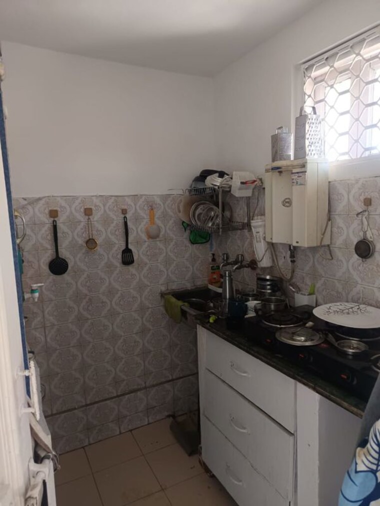 Kitchen, safdarjung development area 1 Bedroom 150 Sq.Yd. Builder Floor In Safdarjung Development Area Delhi 10171483