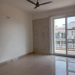 Room in 3 BHK Apartment at Green Valley Residencia, Nagla Road – for Rent