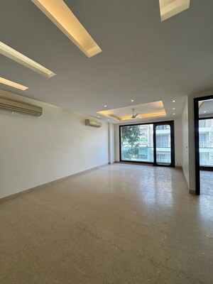 Room in 3 BHK Builder Floor at Green Park – for Sale