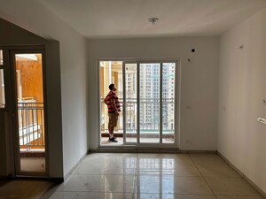 Room in 3 BHK Apartment at Omaxe R2, Gomti Nagar – for Sale