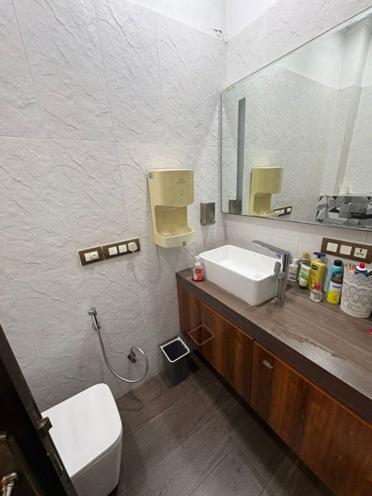 Attached Bathroom, sarvapriya vihar 3 Bedroom 2000 Sq.Ft. Builder Floor In Sarvapriya Vihar Delhi 10181397