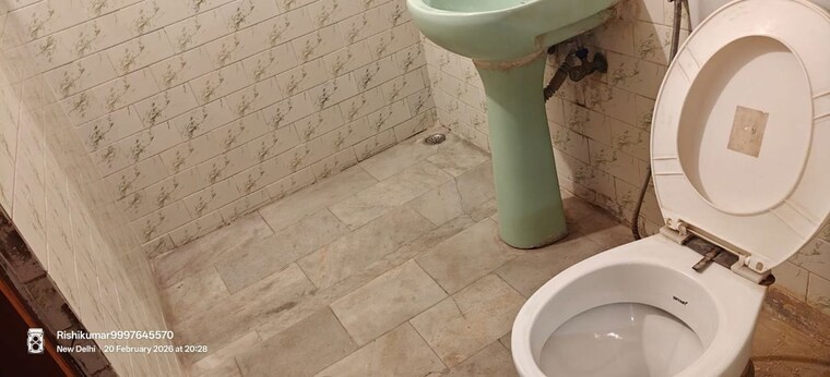 Bathroom, kailash colony 3 Bedroom 160 Sq.Yd. Builder Floor In Kailash Colony Delhi 10181483