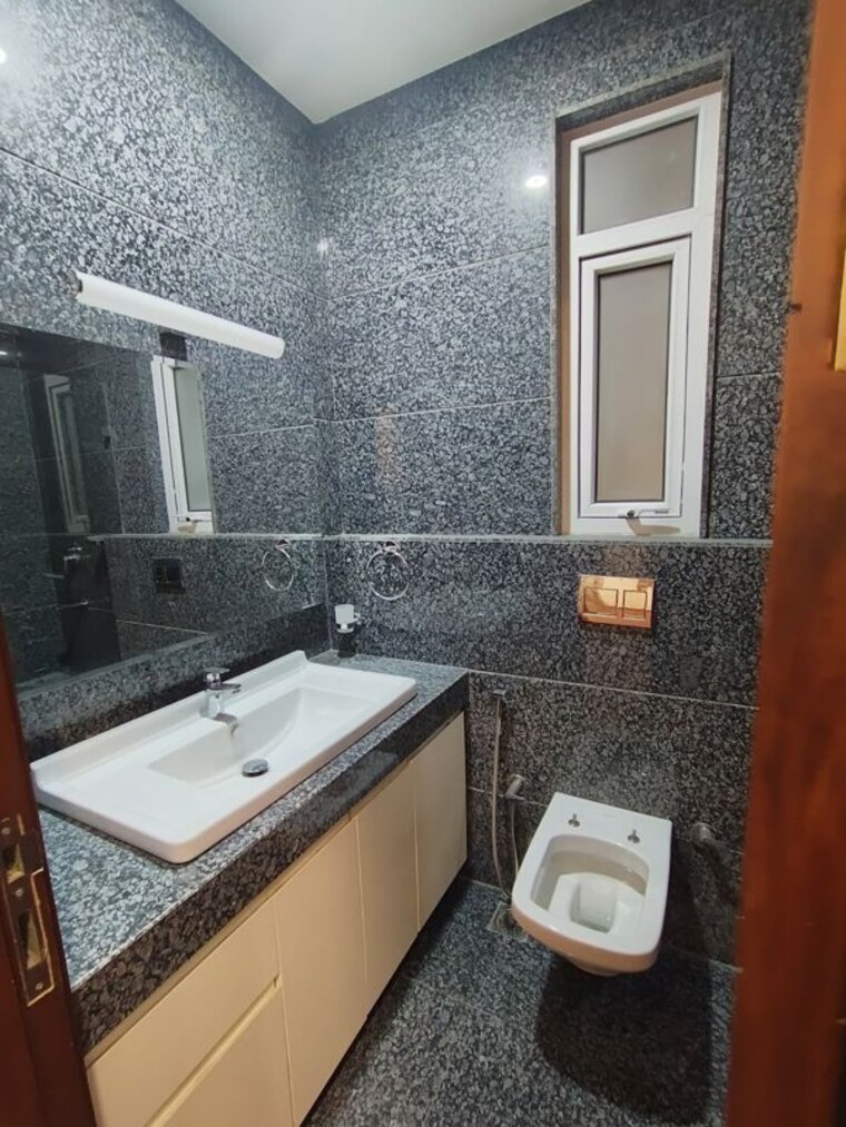 Bathroom, shivalik colony 3 Bedroom 1800 Sq.Ft. Builder Floor In Shivalik Colony Delhi 10181486