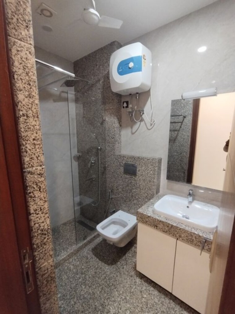 Bathroom, shivalik colony 3 Bedroom 1800 Sq.Ft. Builder Floor In Shivalik Colony Delhi 10181486