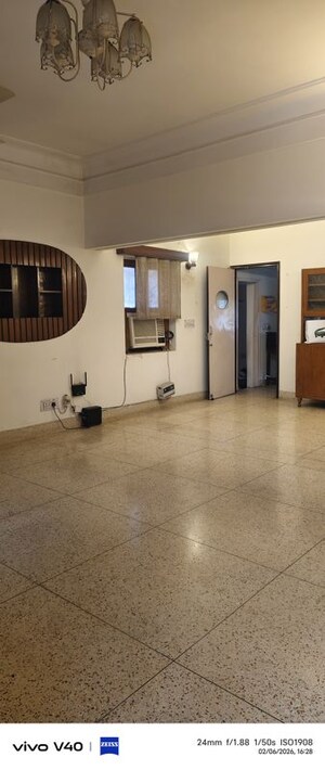 Room in 2.5 BHK Apartment at Defence Colony – for Rent