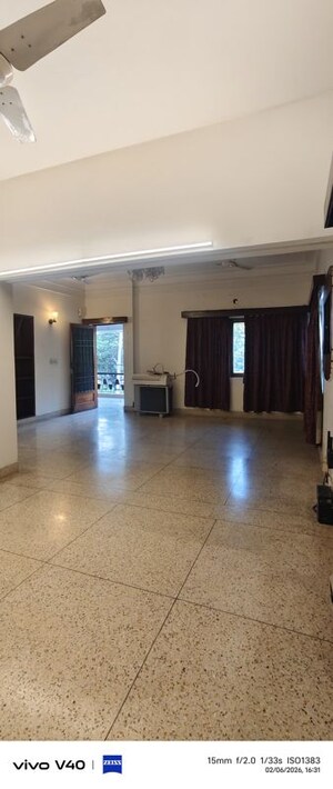 Living Room in 2.5 BHK Apartment at Defence Colony – for Rent