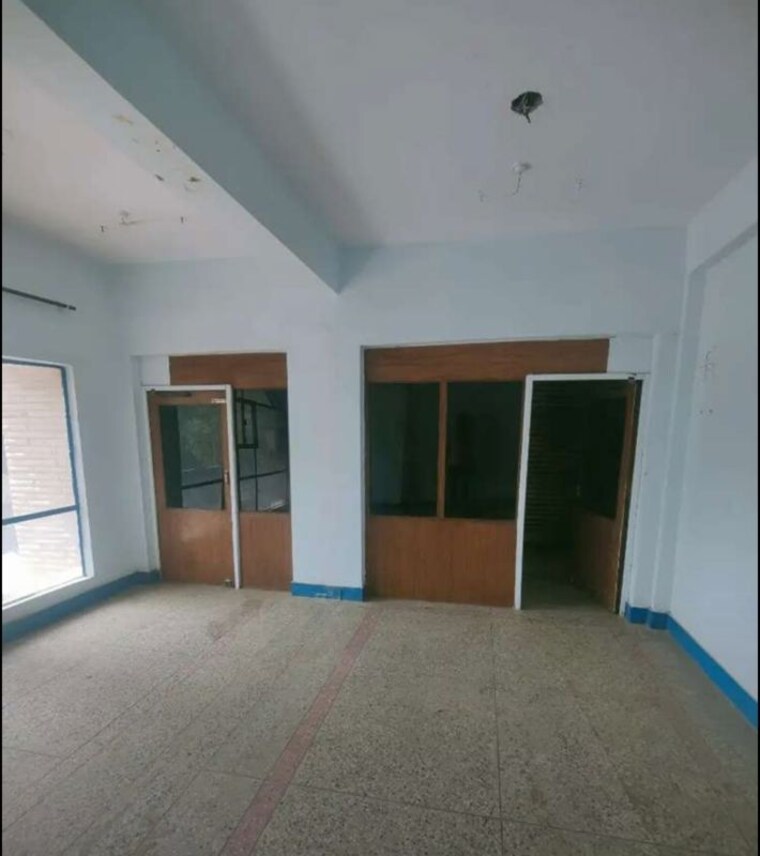 Room, hazratganj Commercial Office Space 1800 Sq.Ft. In Hazratganj Lucknow 10181732
