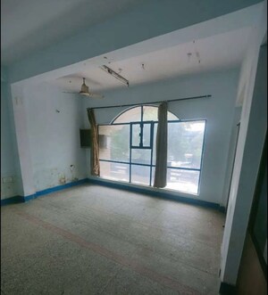 Room in  Office Space at Hazratganj – for Rent