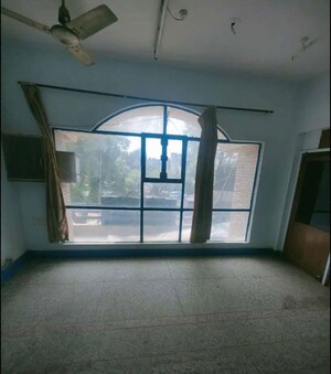 Room in  Office Space at Hazratganj – for Rent