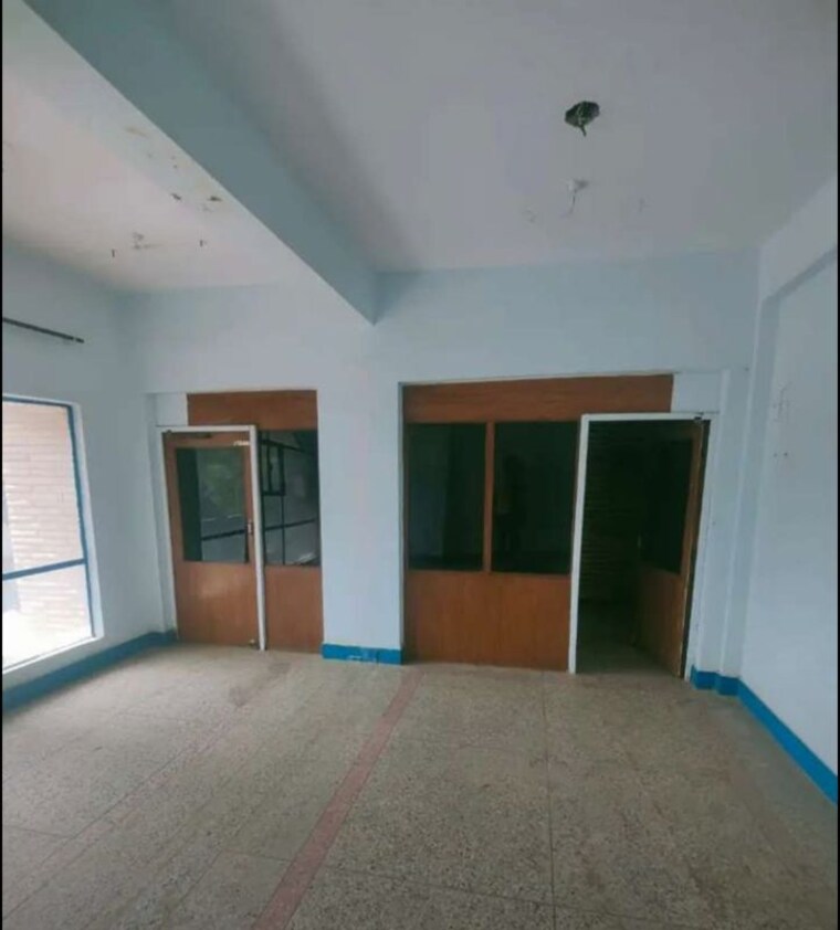 Room, hazratganj Commercial Office Space 1800 Sq.Ft. In Hazratganj Lucknow 10181732