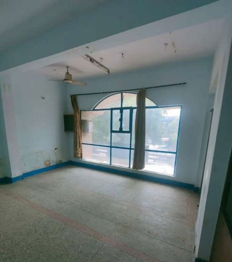 Room, hazratganj Commercial Office Space 1800 Sq.Ft. In Hazratganj Lucknow 10181732