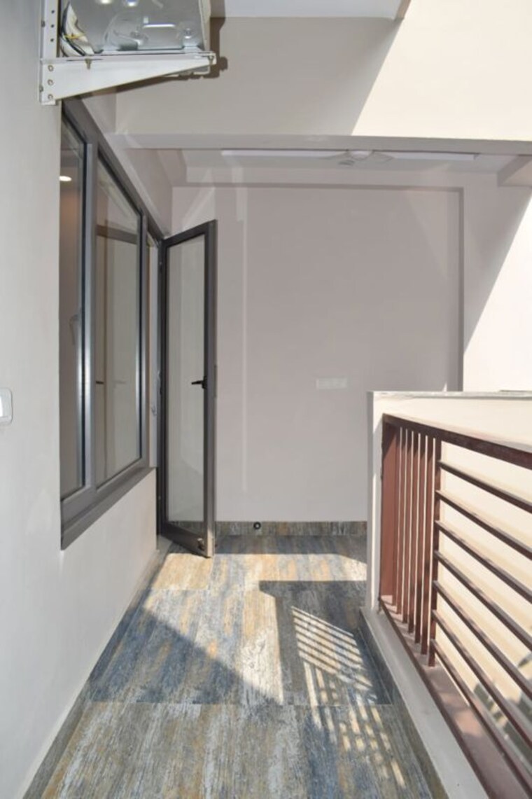 Balcony, south extension ii 3 Bedroom 200 Sq.Yd. Builder Floor In South Extension ii Delhi 10181737