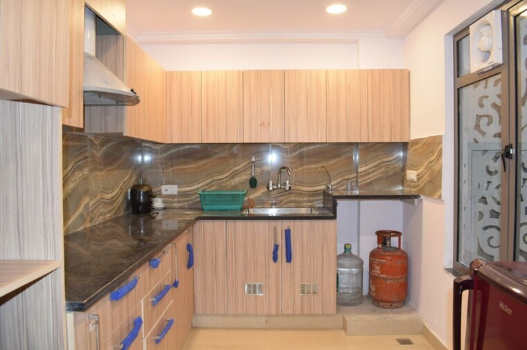 Kitchen, south extension ii 3 Bedroom 200 Sq.Yd. Builder Floor In South Extension ii Delhi 10181737