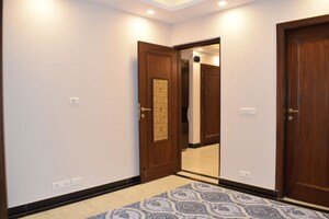 Room in 3 BHK Builder Floor at South Extension ii – for Rent