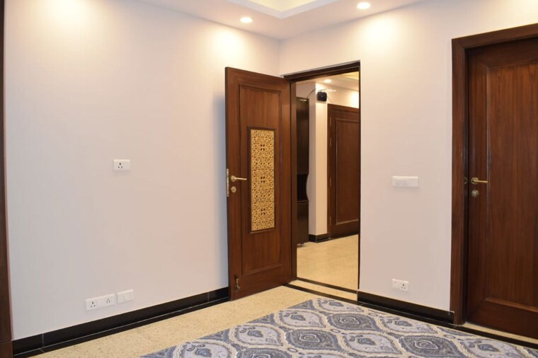 Room, south extension ii 3 Bedroom 200 Sq.Yd. Builder Floor In South Extension ii Delhi 10181737