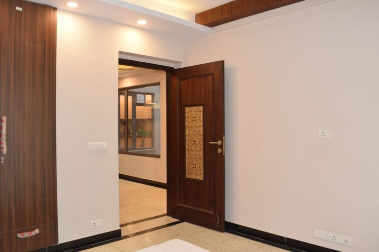 Room, south extension ii 3 Bedroom 200 Sq.Yd. Builder Floor In South Extension ii Delhi 10181737