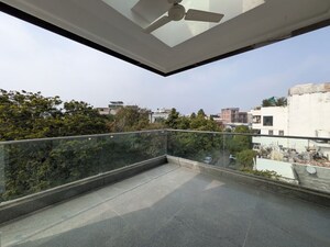 Parking in 3 BHK Builder Floor at Defence Colony – for Rent