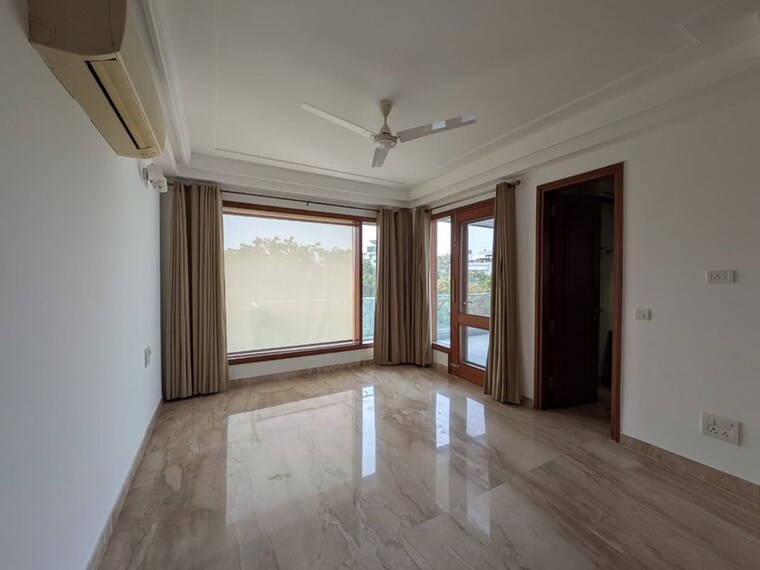 Room, defence colony 3 Bedroom 325 Sq.Yd. Builder Floor In Defence Colony Delhi 10181749
