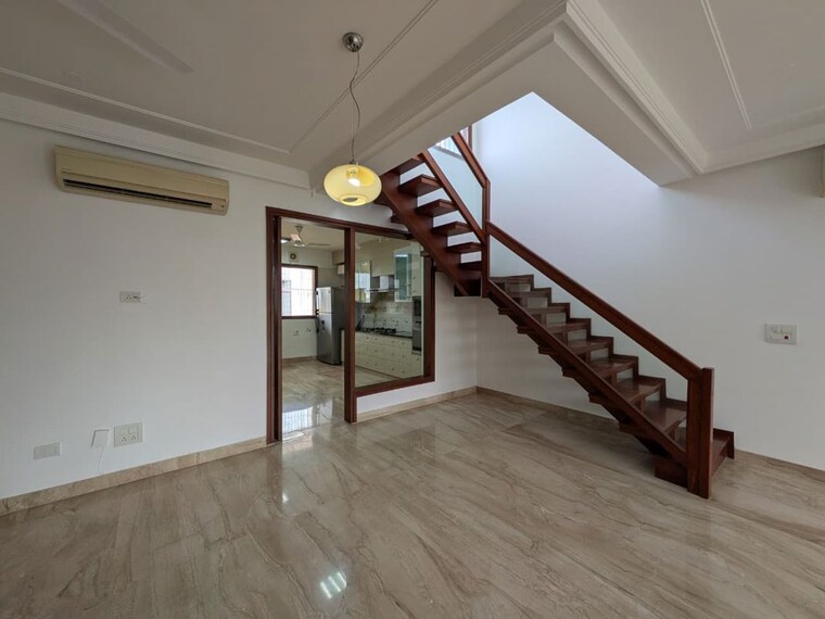 Room, defence colony 3 Bedroom 325 Sq.Yd. Builder Floor In Defence Colony Delhi 10181749